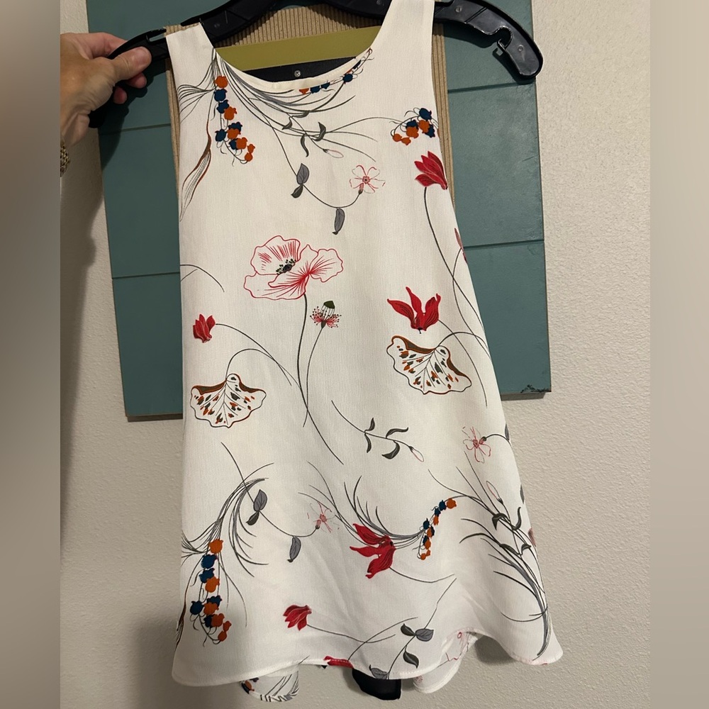 Adorable boutique top with open tie back! Worn a few times!